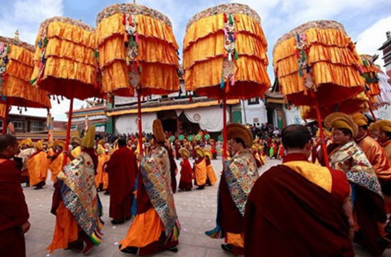 Sunning Buddha Festival, Xiahe Travel, Xiahe  Guide 