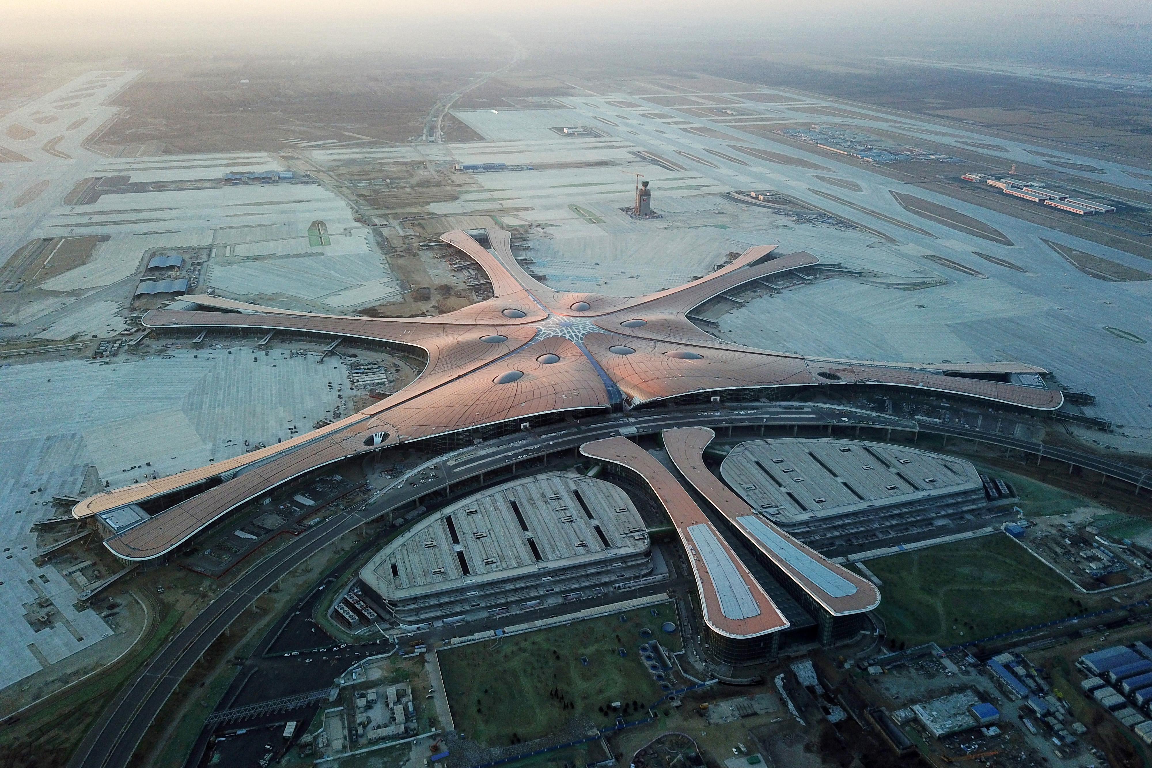 Прилет аэропорт пекин. Пекинский Международный аэропорт Дасин. Аэропорт Пекин Дасин, Китай. Новый аэропорт Пекина Дасин. Заха Хадид Пекинский аэропорт.